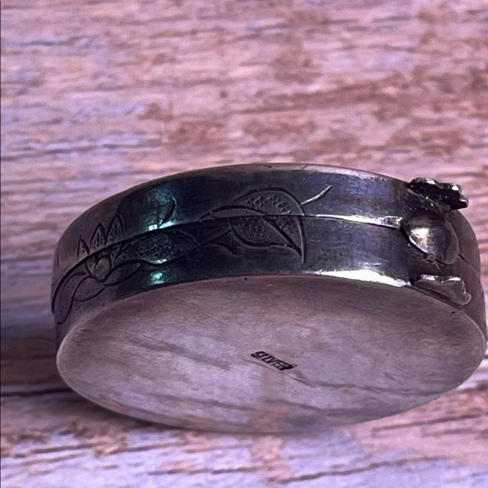 Antique Engraved Sterling Silver Round Pill Box 16.33 grams - Picture 7 of 11